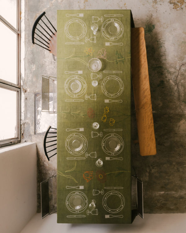 Nappe brodée de Sarah Espeute pour l'exposition "Se mettre au vert", organisée par LdG Art & Patrimoine à la Manufacture Royale de Lectoure. © Sarah Espeute